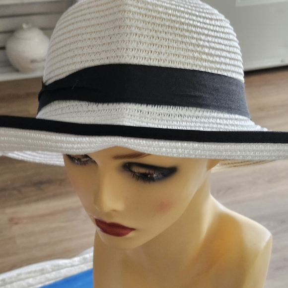 Elegant White and Black Women's Sun Hat - Picture 1 of 3